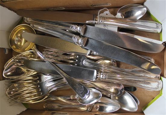 Matched part canteen of mainly early 20th century German 800 standard silver cutlery, weighable silver 32.5 oz(-)